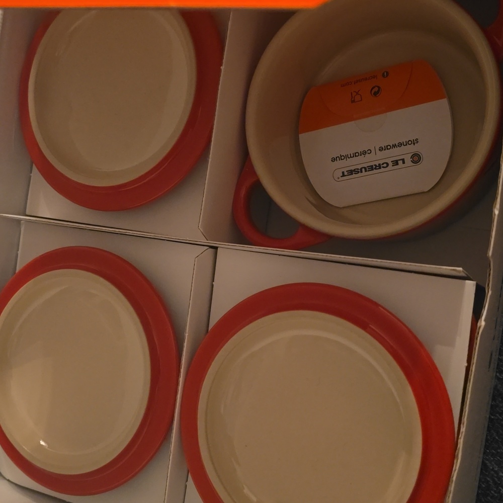 Le Creuset Signature 8 oz. Petite Cocottes with Cookbook,Set of 4,Retail $143.95 - Picture 2 of 10